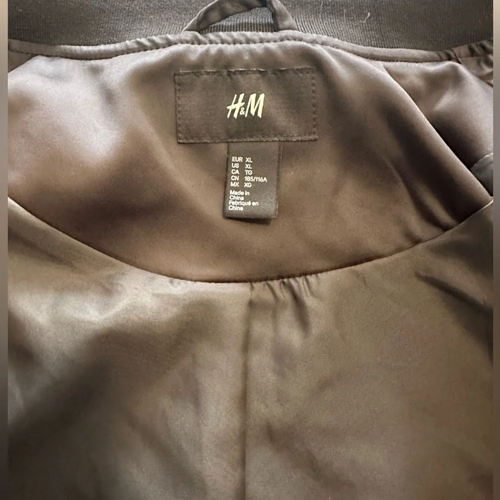 H&M men’s satin bomber with embroidered back design - Picture 4 of 6